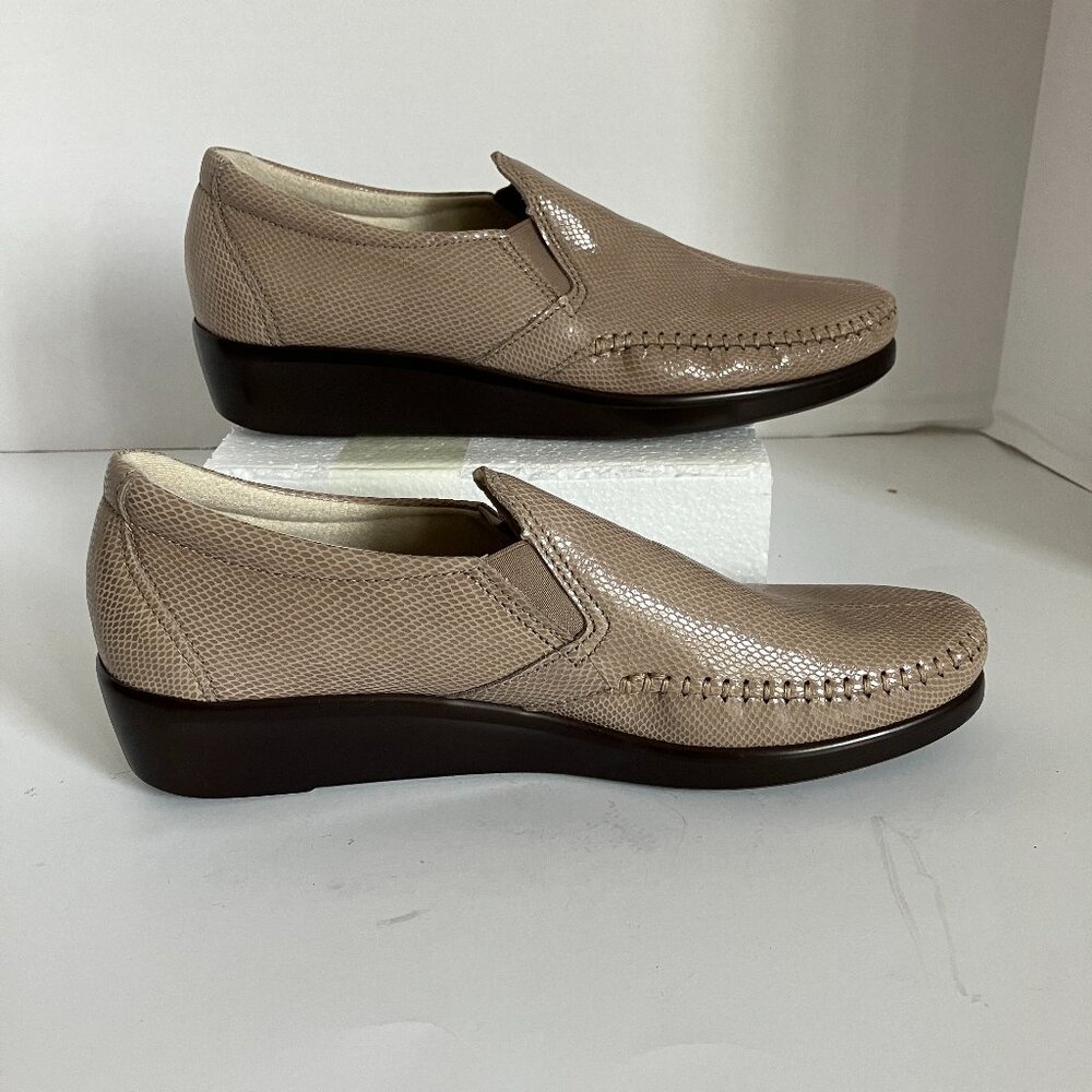 SAS Women’s Size 9 M Tan Slip On Loafers Mushroom Snake C6847880 New W/O Tags.